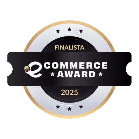 Una insignia circular con la etiqueta "Finalista eCommerce Award 2025" con borde dorado y centro negro.